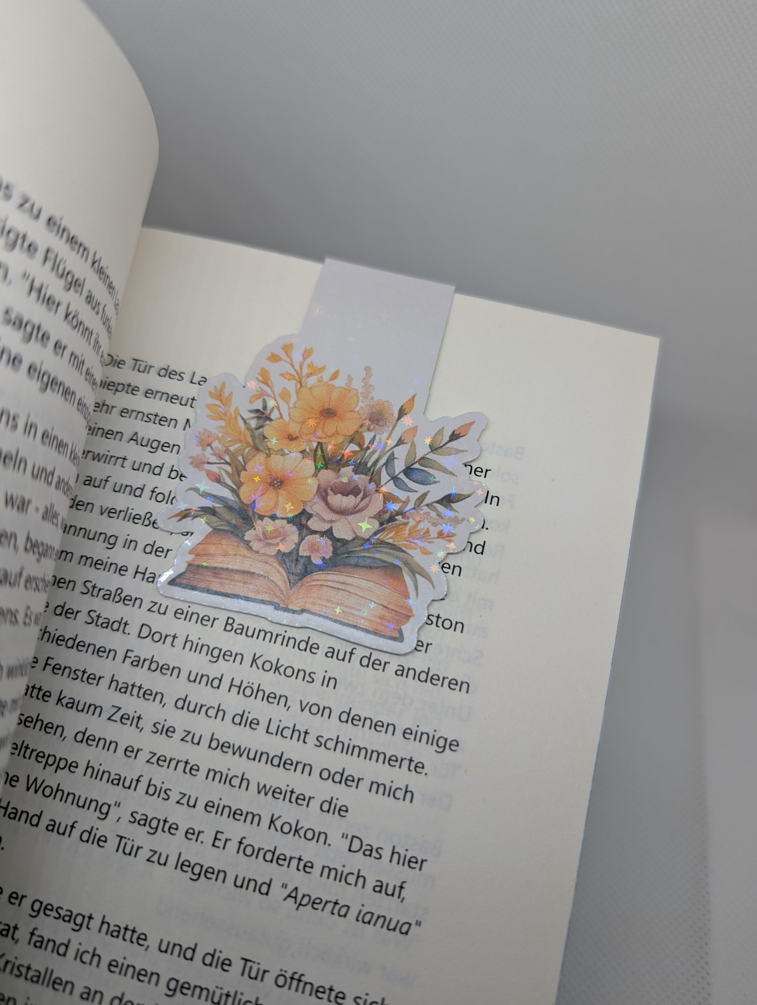 Magnetisches Lesezeichen Blumen im Buch
