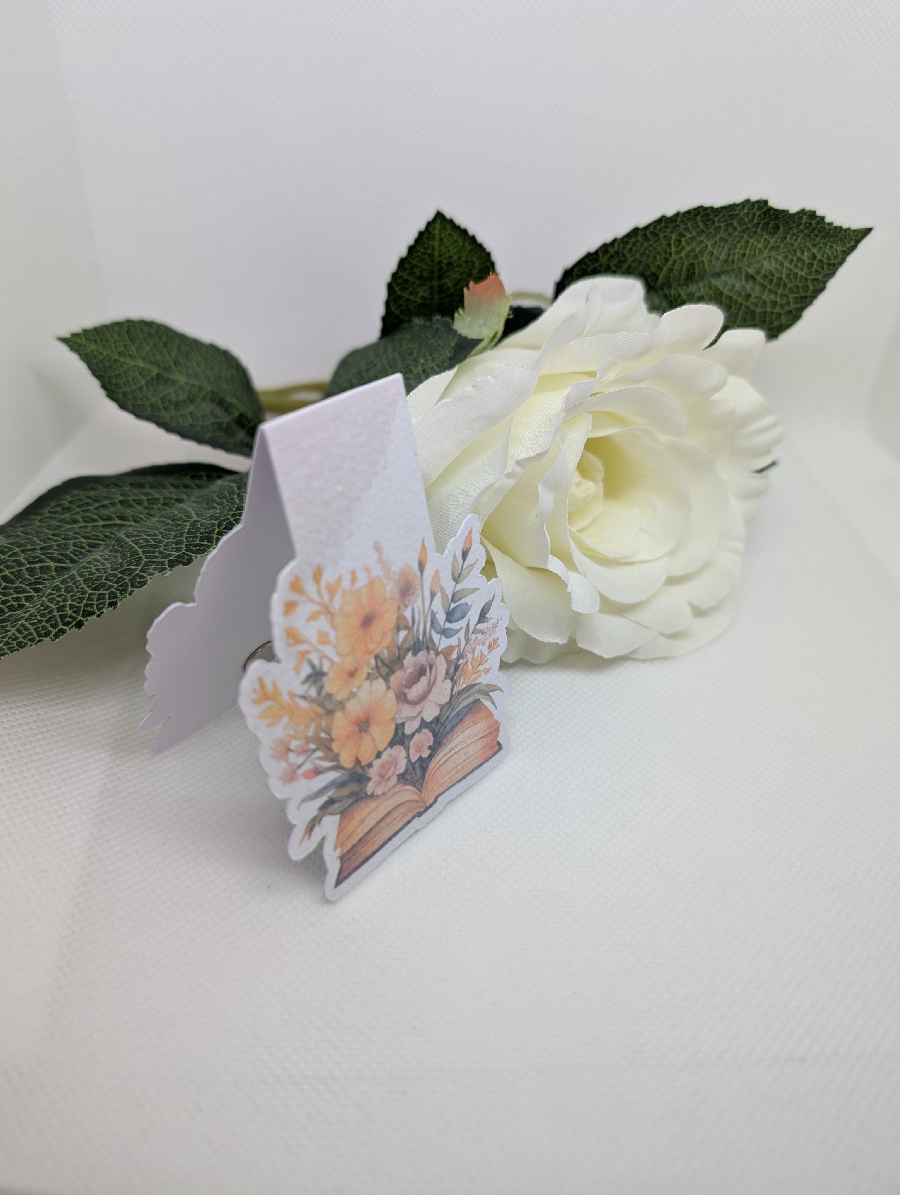 Magnetisches Lesezeichen Blumen im Buch